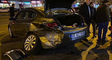 Alkollü sürücü önce otomobile çarptı! sonra site girişine uçtu