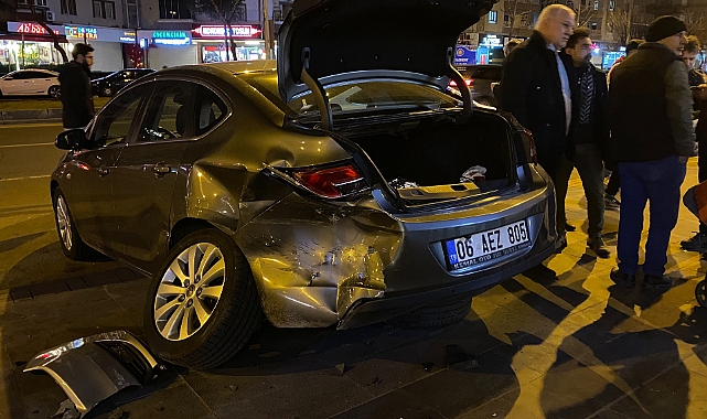 Alkollü sürücü önce otomobile çarptı! sonra site girişine uçtu