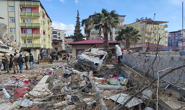 Anne ve kızın cansız bedenleri ise 10 dakika arayla çıkarıldı