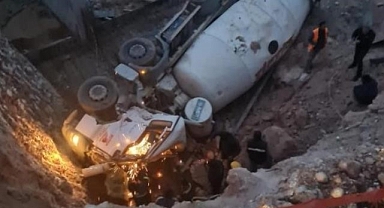 Beton mikseri inşaat çukuruna devrildi: 1 ölü