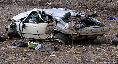 Çarpışan otomobiller uçuruma düştü: 2 ölü, 1 yaralı