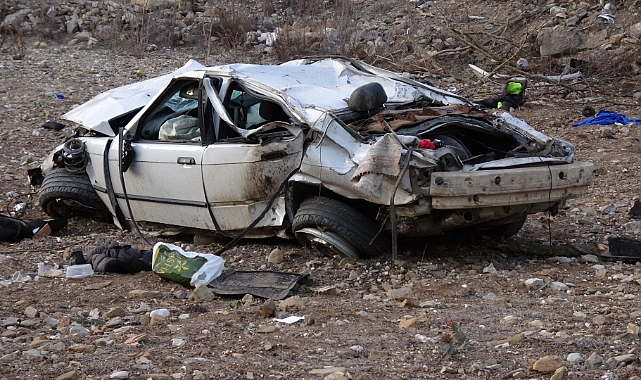 Çarpışan otomobiller uçuruma düştü: 2 ölü, 1 yaralı