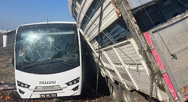 Cezaevi aracıyla kamyon çarpıştı: 23 yaralı