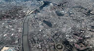 Deprem ağır hasarlı binaları yerle bir etti