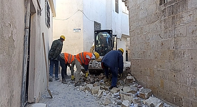 Deprem sonrası Eyyübiye'nin tarihi sokaklarındaki molozlar kaldırılıyor