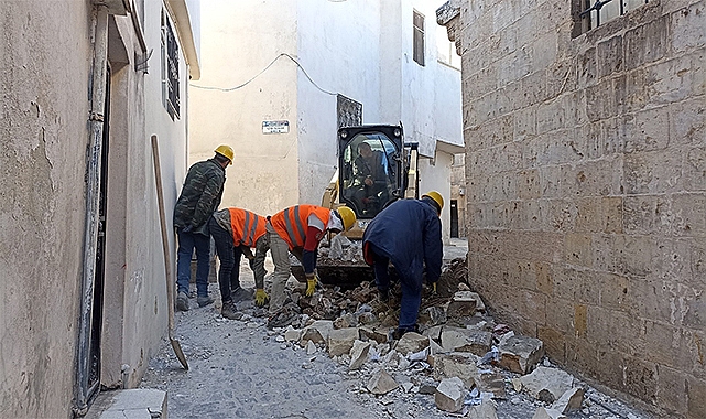 Deprem sonrası Eyyübiye'nin tarihi sokaklarındaki molozlar kaldırılıyor