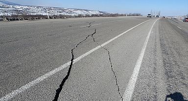 Deprem sonrası karayolunda korkutan çatlaklar!