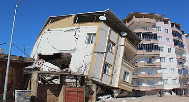 Deprem sonrasında yan yatan bina görenleri şaşırttı