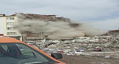 Depremde binaların yıkılma anı kamerada