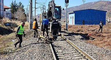 Depremde demir yolu hasar gördü