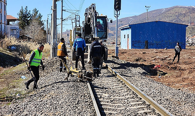 Depremde demir yolu hasar gördü