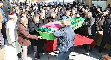 Depremde hayatını kaybeden anne ve kız toprağa verildi