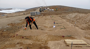 Depremde kayan iki dağın altında kalan 48 kişi hayatını kaybetti