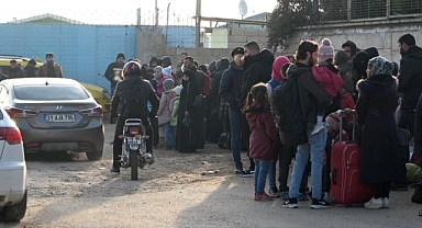 Depremden dolayı binlerce suriyeli sınır kapısına akın etti