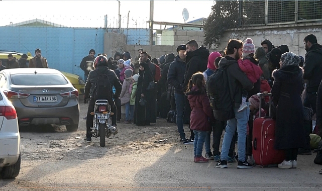 Depremden dolayı binlerce suriyeli sınır kapısına akın etti