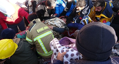 Depremin 4'üncü gününde anne kız enkazdan sağ çıkartıldı