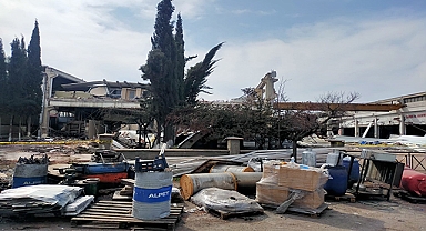 Depremle birlikte fabrika çöktü: 1 ölü, 4 yaralı