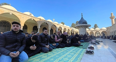 Depremlerde hayatını kaybedenler için gıyabi cenaze namazı kılındı