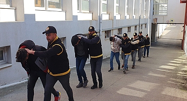 Depremzedeleri soyan 143 zanlı yakalandı