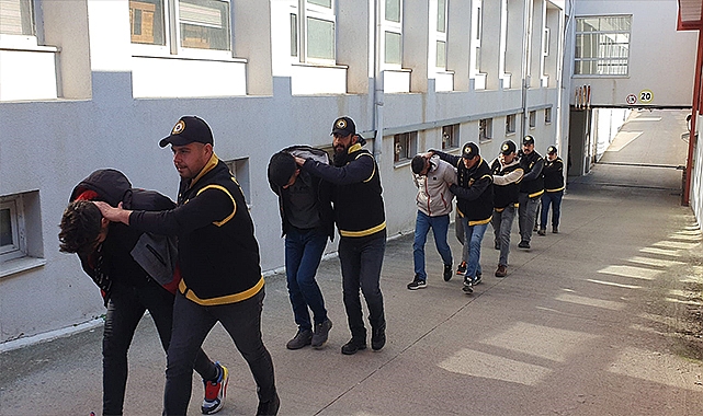 Depremzedeleri soyan 143 zanlı yakalandı