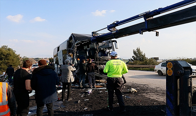 Depremzedeleri taşıyan otobüs kaza yaptı: 2 ölü, 6 yaralı