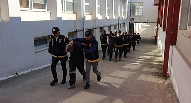 Depremzedelerin araçlarını çalan 12 zanlı yakalandı