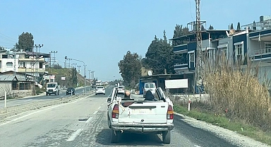Enkaz altında kalan otomobili çıkarıp trafiğe çıktı