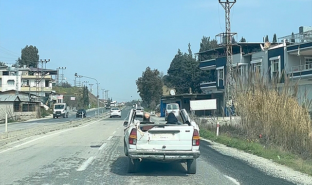 Enkaz altında kalan otomobili çıkarıp trafiğe çıktı