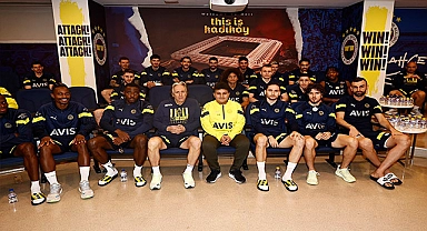 Enkazdan kurtarılan Mehmet Akif Ağaç, Jorge Jesus ve futbolcularla bir araya geldi