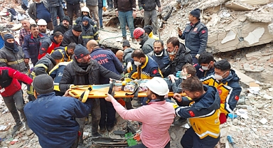 Gaziantep’de 106 saat sonra 3 kişi sağ olarak böyle çıkarıldı