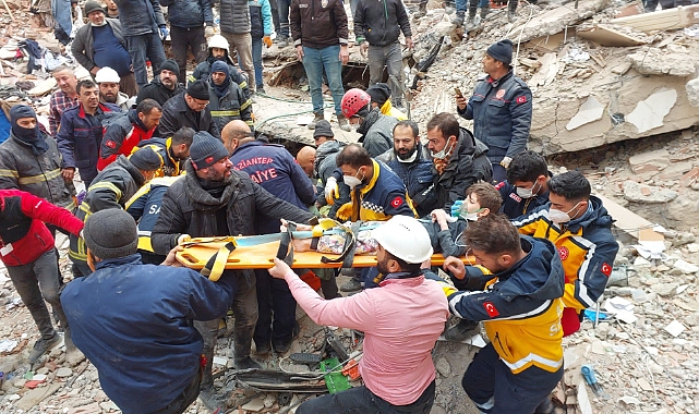 Gaziantep’de 106 saat sonra 3 kişi sağ olarak böyle çıkarıldı