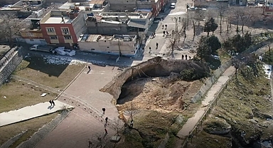 Gaziantep'te deprem sonrası dev obruk oluştu