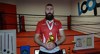 ‘Hayalim’ dediği altın eldivenini depremzedeler için satıyor