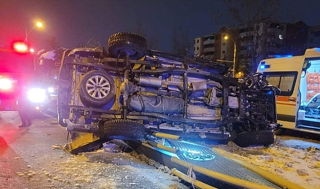 İki araç çarpıştı: 1’i ağır 2 kişi yaralandı