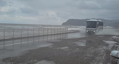 Karadeniz’de dev dalgalar oluştu