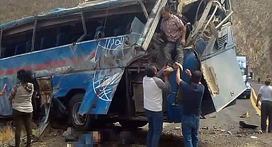 Katliam gibi kaza: 17 ölü, 13 yaralı