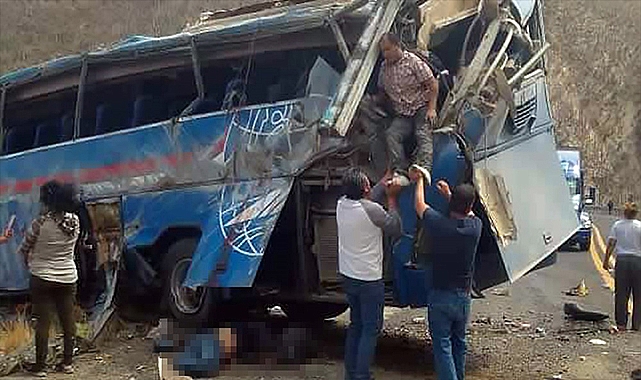 Katliam gibi kaza: 17 ölü, 13 yaralı