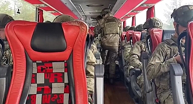 Komandolar deprem bölgesine intikal ediyor