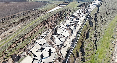 Korkunç görüntü: Yol yarıldı, devasa çatlaklar oluştu