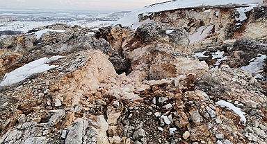 Korkunç manzara: Deprem, dağı ikiye böldü