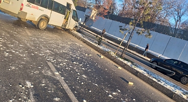 Minibüs aydınlatma direğine çarptı! 4 yaralı