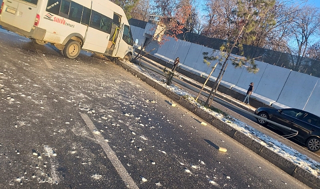 Minibüs aydınlatma direğine çarptı! 4 yaralı