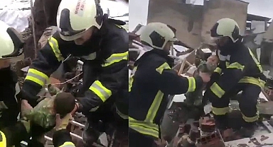 Minik bebeğe canlı olarak enkazdan çıkarıldı