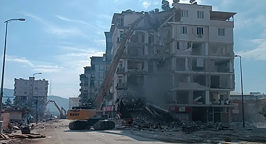 Nurdağı'nda ağır hasarlı binaların yıkımı devam ediyor