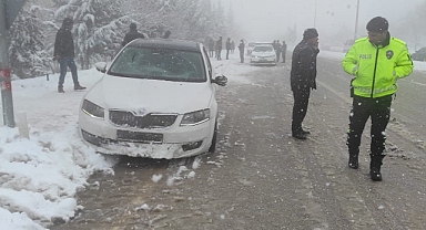 Otomobil karda kayarak yayalara çarptı: 5 yaralı