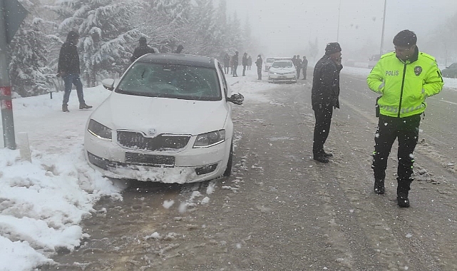 Otomobil karda kayarak yayalara çarptı: 5 yaralı