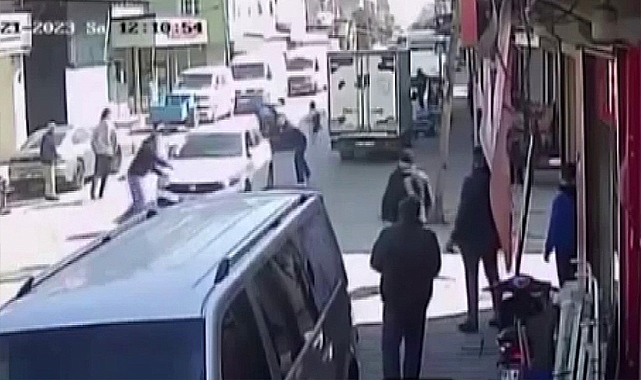 Otomobil motosiklete çarptı ikisi çocuk 3 kişi yaralandı