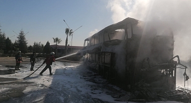 Park halindeki yolcu otobüsü yandı