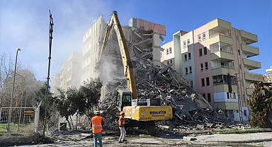 Şanlıurfa'da ağır hasarlı binalar yıkılmaya başlandı