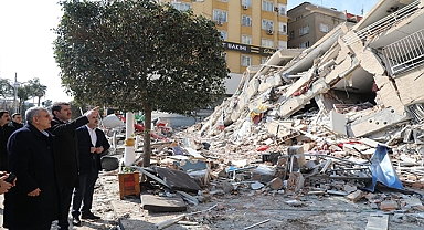 Şanlıurfa'da yıkılan binaların enkazı kaldırılmaya başlandı